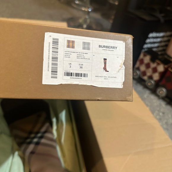 Burberry boots, worn once. It comes with the box, bag, authenticity card - Picture 10 of 10